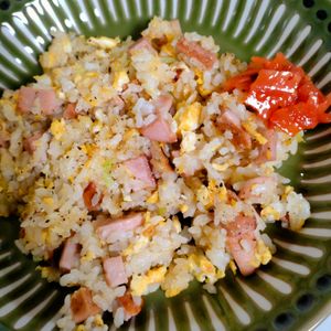 ゆみの作ってみた!投稿(香ばし魚肉ソーセージのガーリックペッパーチャーハン)