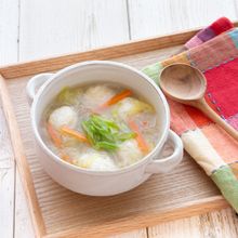 低糖質でヘルシー！白滝入り鶏団子の白菜スープ