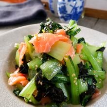《レンジだけ10分》小松菜とスモークサーモンのナムル