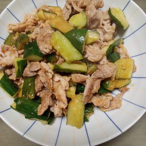 鶏皮坊主の作ってみた!投稿(【豚ときゅうりの中華炒め】スタミナ満点、ご飯がすすむ♩)