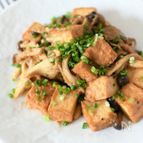 【コスパおかず】厚揚げとキノコのコクうま味噌バター炒め