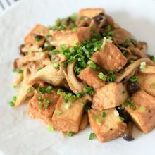 【コスパおかず】厚揚げとキノコのコクうま味噌バター炒め