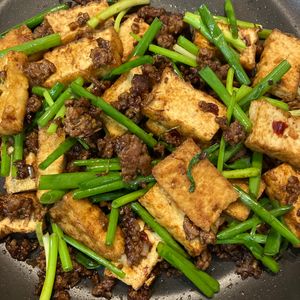 (・∀・)コロンの作ってみた!投稿(行列の中華屋さんの🍚ニラと厚揚げの麻辣肉味噌炒め🤩)