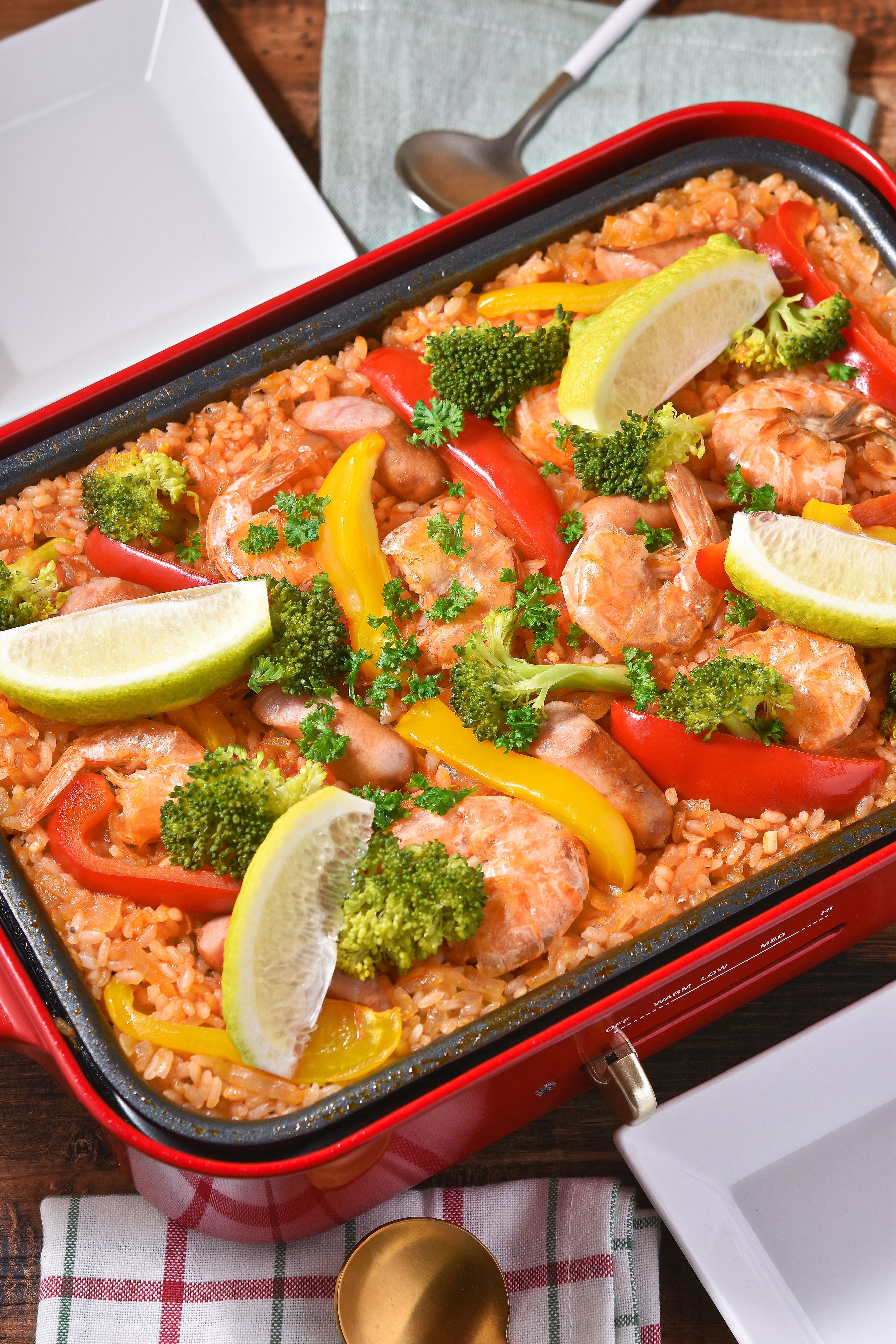 トマトジュースで濃厚♪簡単・本格的【ホットプレートパエリア