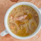 じんわりおいしい♪ベーコンとセロリの玉ねぎ麹スープ