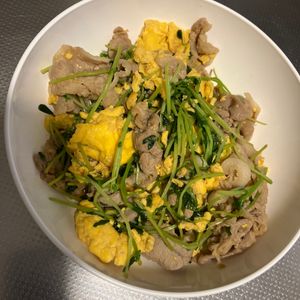 みんこの作ってみた!投稿(【豚こまと豆苗のふわたま炒め】ご飯が進む節約おかず♡)