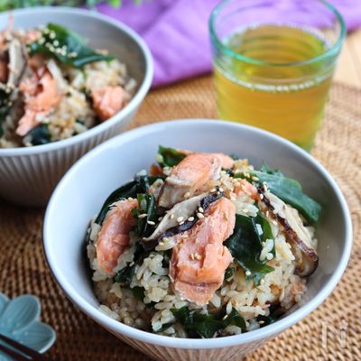 いくらでも食べられる！鮭とわかめと椎茸の炊き込みごはん