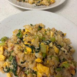 ミントミントの作ってみた!投稿(やみつき♪小松菜とベーコンのコク旨チャーハン)