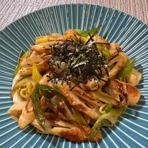 楽ラク手抜キッチン🐶🐾の作ってみた!投稿(【長ネギとちくわの麺つゆバター醤油焼きそば】おつまみにも！)