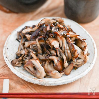 メイン食材ひとつだけ！まいたけの塩こんぶ炒め