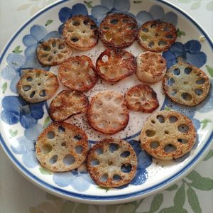 KUMIKOの作ってみた!投稿(わさびバターでピリッと旨い！れんこんのピリ旨焼き)