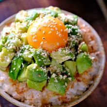美味しいがいっぱい♪〝アボカドおかか粉チーズ丼〟