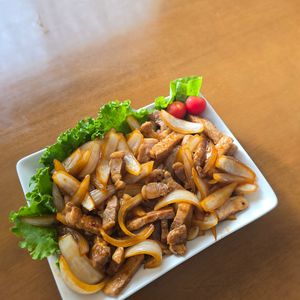 とよやんの作ってみた!投稿(醤油麹だれがとろりと絡む♩こんがり玉ねぎとトンテキ)