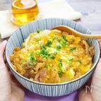 裏ワザで卵とろとろ！豚こまとあげ玉の卵とじ丼