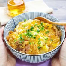 裏ワザで卵とろとろ！豚こまとあげ玉の卵とじ丼