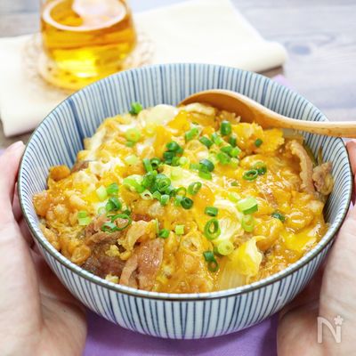 裏ワザで卵とろとろ！豚こまとあげ玉の卵とじ丼