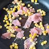 コスパ◎彩りおかず♪豆苗とコーンのオイマヨ炒めの工程1