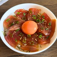 【マグロの漬け丼】卵黄・ごま油でまろやか簡単1人分