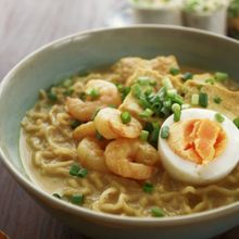 スパイシーなシンガポールの麺、ラクサヌードル風ラーメン