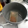 だしパックで簡単♪にんじんと油揚げの味噌汁の工程1