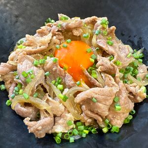 楽ラク手抜キッチン🐶🐾の作ってみた!投稿(『豚すき釜玉うどん』贅沢ひとり飯♪すき焼のたれ1本で簡単☆)