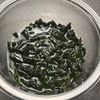 【キャベツとワカメの生姜ナムル】火も包丁も使わず！レンジ調理の工程2