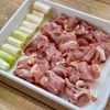 黄金比だれで作る！【鶏ももねぎまの焼き鳥風】の下準備