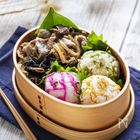 【マネしたい!定食弁当シリーズvol.17】茶色くなりがちなお弁当が華やかに!カラフルおにぎり弁当