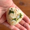沢山の方に大好評おにぎり♪
わかめと鰹節の混ぜおにぎりの工程2