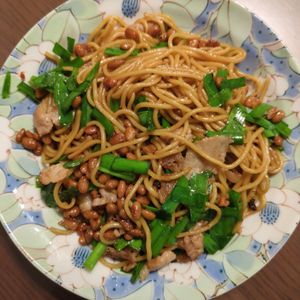 たりおの作ってみた!投稿(納豆嫌いもよろこぶ！納豆とニラのこんがり醤油焼きそば)