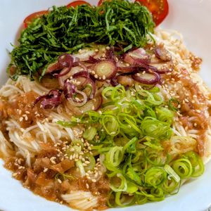 まゆのの作ってみた!投稿(【梅だれ香る薬味たっぷり冷やしそうめん】楽しむ夏そうめん✨)