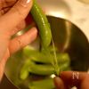 スナップエンドウとえびのナンプラーマヨ炒めの工程1