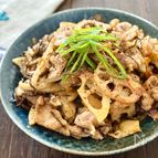 シャキッと美味しい！豚こまれんこんと舞茸の塩昆布カルボ炒め