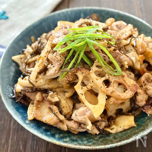 シャキッと美味しい！豚こまれんこんと舞茸の塩昆布カルボ炒め