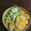 鶏もも肉と手羽元で作る。あさりの旨味を足した『タッカンマリ』の工程6