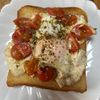 ゆくゆくの作ってみた!投稿(フライパンで作るバタートーストに目玉焼きトマトをのせて。)