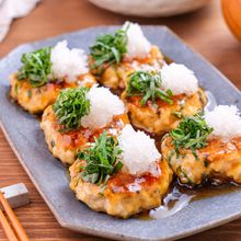 【しいたけと青じその鶏つくね】和風な味わいがおいしい！
