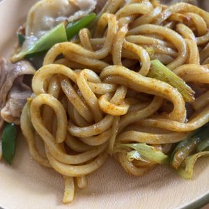 さっちゃんの作ってみた!投稿(【焼きうどん】簡単！カレー風味の焼きうどん)