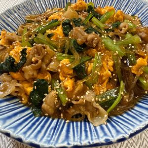 楽ラク手抜キッチン🐶🐾の作ってみた!投稿(一品で大満足おかず♪【豚肉と小松菜のふわたま春雨炒め】)