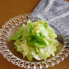 レタスのシンプルサラダ【オリーブオイルとしょうゆで簡単】