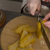 豚バラととうもろこしのガリバタ醤油焼き飯の工程1