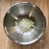 さっぱり香る！ゆかりと大葉の【鶏つくね】の工程1