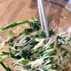 \包丁・まな板不要/レンチン6分【ニラとえのきの簡単ナムル】の工程2