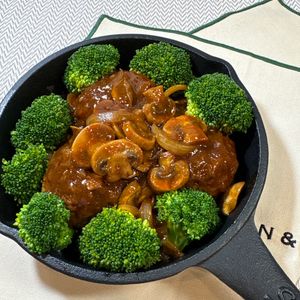 楽ラク手抜キッチン🐶🐾の作ってみた!投稿(フライパンで完結！夫大絶賛の「煮込みハンバーグ」)