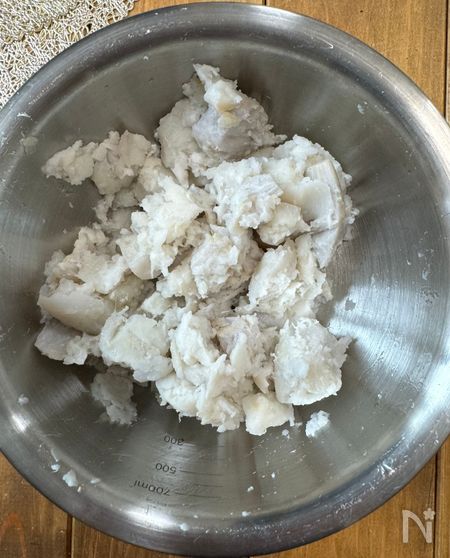 里芋の皮をむき、マッシャーなどでつぶす