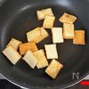 簡単5分!【厚揚げとわかめのピリ辛ごま炒め】クセになる美味さの工程2