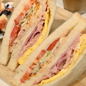 ぐ〜たら子の作ってみた!投稿(たまにはサンドイッチでも（ハム、卵、トマト）)