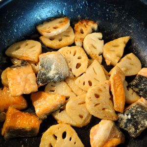 ヒラメの作ってみた!投稿(こってりうまい【鮭とレンコンのマヨ炒め】)