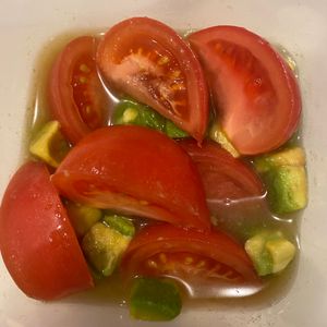 おかか昆布🍙の作ってみた!投稿(汁まで飲み干す♪『アボカドとトマトのやみつき♡だしマリネ』)