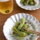 黒胡椒がピリッと！バター醤油の焼き枝豆